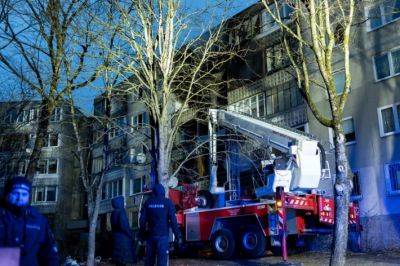 Спасатели вынесли из горевшей многоэтажки в Вильнюсе тела погибших