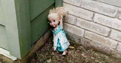 Родители в ужасе: "проклятая" кукла вернулась в дом после того, как ее дважды выбросили