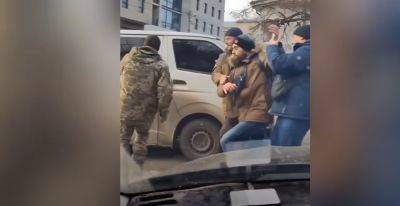 В Харькове мужчины в военной форме силой затолкали парня в "бус": что говорят в ТЦК