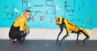 Художница научила "умных" роботов писать картины, которые продает за $40 000 (видео)