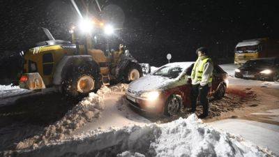 Около 1000 автомобилей попали в снежную ловушку на юге Швеции