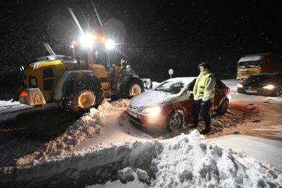 Снегопад в Швеции – заблокировано тысяча авто на трассах – фото