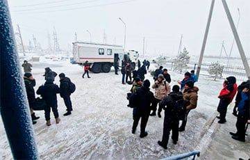 Белорусских дальнобойщиков эвакуировали из снежного заноса в Казахстане