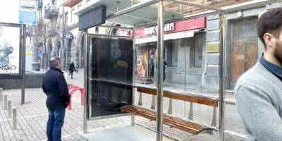 В КГГА додумались закупить на фоне обстрелов Киева десятки стеклянных остановок