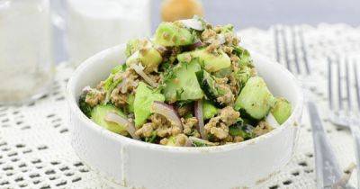 Салат с тунцом, авокадо и свежими огурцами: просто и вкусно