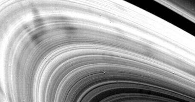 Спицы как в колесе. Телескоп Хаббл заметил нечто странное в кольцах Сатурна (фото)