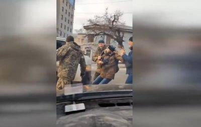 В Харькове военные силой затащили мужчину в микроавтобус