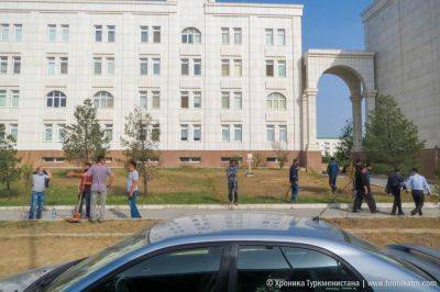 В госучреждениях Туркменистана сокращают больше сотрудников, чем требуется, чтобы потом нанять новых за взятки