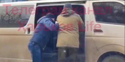 В Харькове, вероятно, сотрудники ТЦК затолкали в микроавтобус мужчину. Правоохранители начали проверку