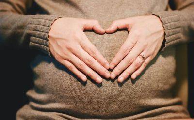 В Британии женщина забеременела одновременно с суррогатной матерью