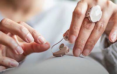 Неожиданное открытие: как слуховые аппараты могут быть ключом к долголетию
