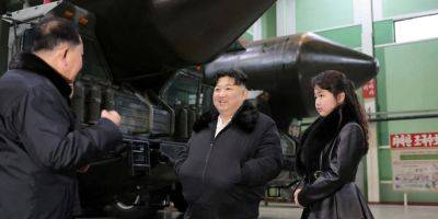 Ким Ченын - Ким Чен - Ким Чен Ын - Ким Чен Ын посетил военный завод с дочерью-школьницей, СМИ пишут, что она станет его преемницей - nv.ua - Россия - Южная Корея - США - Украина - КНДР