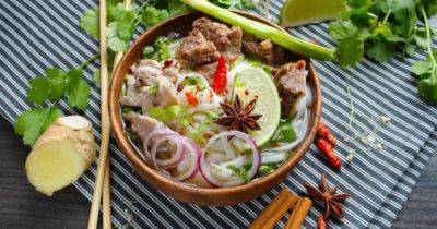 Вьетнамская кулинарная легенда: пряный суп Фо бо с рисовой лапшой