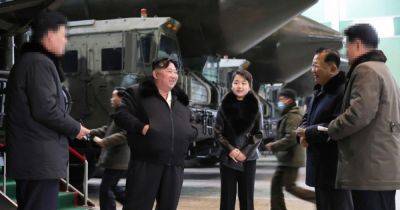 Ким Ченын - Ким Чен - Ким Чен Ын - Ким Чен Ын с дочкой в парных образах посетили фабрику по производству баллистических ракет - focus.ua - Южная Корея - Украина - КНДР - Пхеньян