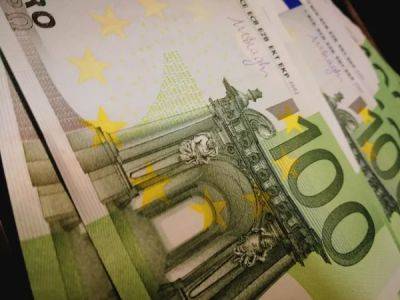 Курс валют на вечер 5 января: на межбанке доллар упал, а евро растет