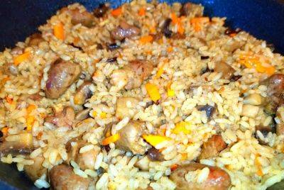 Это даже вкуснее плова: рецепт риса с куриными сердечками и грибами на сковородке
