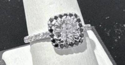 Мужчина потерял бриллиантовое кольцо за $10 тыс. всего за мгновение до предложения руки и сердца (фото, видео)