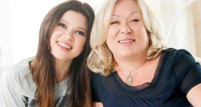 Певица Руслана поделилась фото с мамой в честь дня ее рождения