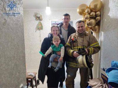 В Харькове спасатели открыли дверь квартиры, где малыш оказался один