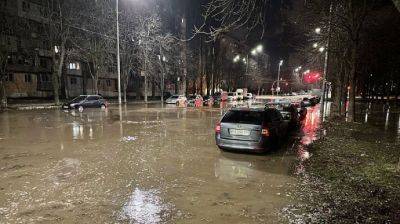 На Борщаговке в Киеве прорвало канализацию, улицу затопило нечистотами – соцсети