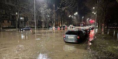 На Борщаговке в Киеве прорвало водопровод, затоплена улица — фото, видео