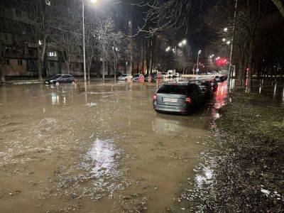 В Киеве на Борщаговке прорвало водопровод – что известно и фото аварии