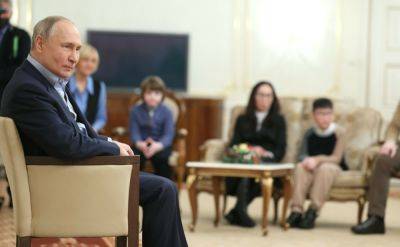 Путин встретился с семьями погибших в Украине военных – кто входил в массовку