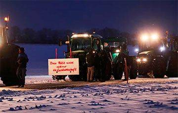 В Германии фермеры на сотнях тракторов заблокировали дороги по всей стране