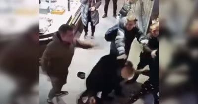 Вступился за гражданскую жену: в Харькове мужчина устроил драку в ТРЦ Никольский (видео)