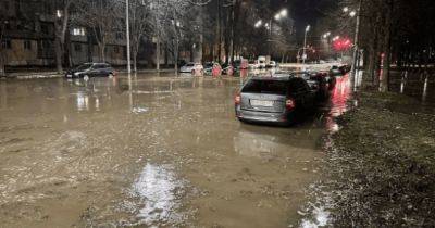 В Киеве прорвало водопровод: КГГА опровергает информацию об утечке нечистот (видео)