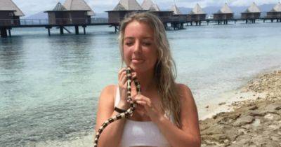 Медсестра поцеловала на пляже милое существо, оказавшееся убийственной змеей (фото)