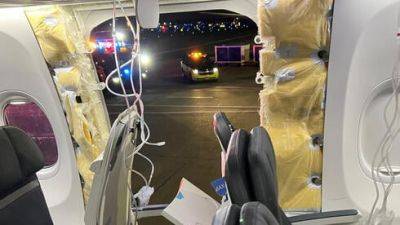 ЧП в пассажирском самолете: кусок фюзеляжа с окном выпал наружу