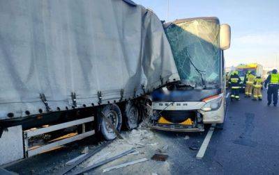 В Польше автобус столкнулся с грузовиком, есть пострадавшие - korrespondent.net - Украина - Венгрия - Польша