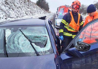 В Чехии отлетевший от фуры кусок льда едва не убил водителя легковушки
