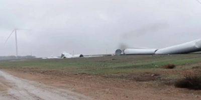В Одесской области ветер завалил ветрогенератор