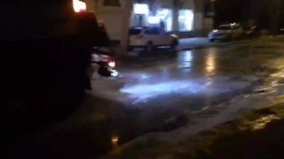 В Киеве прорвало водопровод на Оболонской: улицу перекрыли