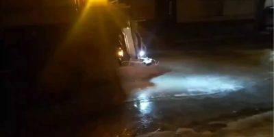 В Киеве прорвало водопровод на Подоле. Движение по улице Оболонской перекрыто