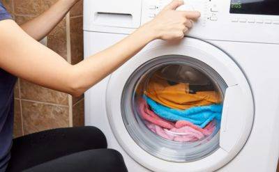Сохраните цвет и одежду не испортите: пять вещей, которые лучше стирать отдельно