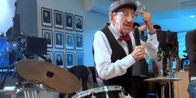 Выступали перед Байденом. 98-летний мужчина собрал группу из музыкантов, переживших Холокост
