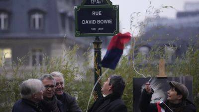 Париж увековечил память Дэвида Боуи