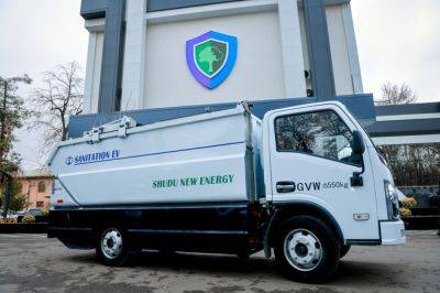 Узбекистан получил первый китайский электрический мусоровоз. Производитель планирует собирать эти машины в нашей стране