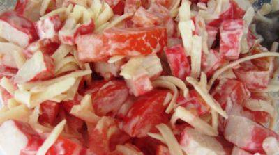 Его можно кушать даже после шести: рецепт салата с крабовыми палочками, сыром и помидорами