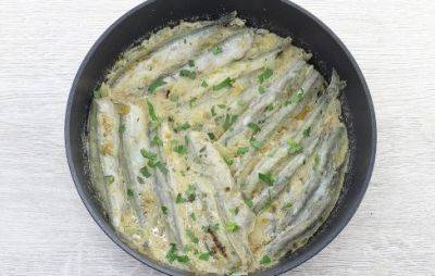 Ресторанное объедение: рецепт мойвы на сковороде, которая готовится со сметаной и луком