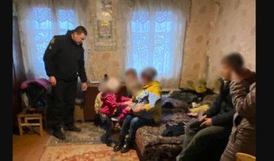 Четырех малышей в Харьковской области пришлось спасать: кадры из дома, где они жили