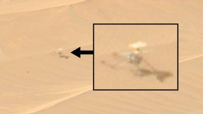 Марсоход «Персеверанс» сумел найти в дюнах и сфотографировать с расстояния в 450 метров сломанный вертолёт «Индженьюити»