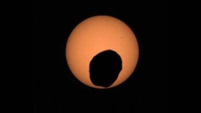Фобос и Солнце: Perseverance показал, как выглядит затмение на Марсе