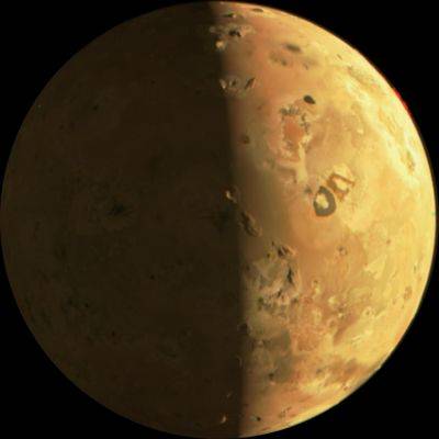 «Юнона» передала на Землю снимки Ио, спутника Юпитера - habr.com