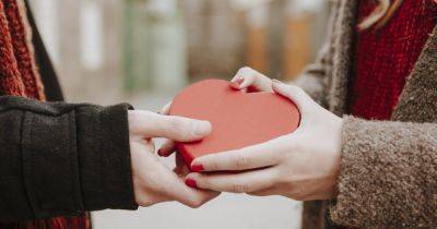 Существует пять способов выразить любовь, но действительно ли все они работают: ученый ответил