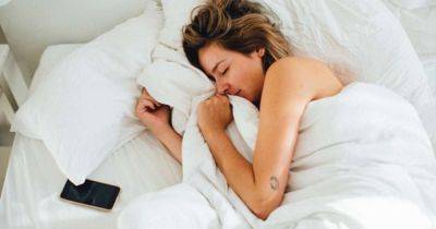 Можно ли класть телефон на ночь под подушку: какие нюансы следует принять во внимание