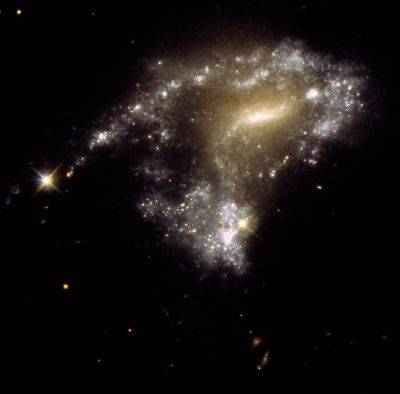 Галактика в «жемчужном ожерелье» красуется на новом снимке «Хаббла» - habr.com